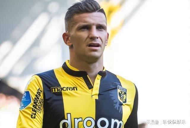 并在进攻端 并在进攻端